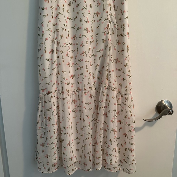 Floral Fitted Maxi Dress with pretty details - Picture 2 of 7